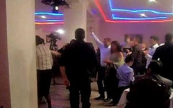 Toyda 2 azərbaycanlı müğənni oxumaq üstündə <span style="color:red;">DAVA ETDİ : <span style="color:red;">"Bığını qırxdırdım" 