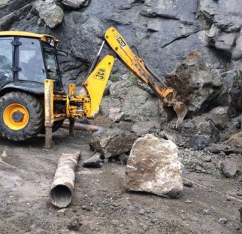 [b]Bu yolda QAYA UÇQUNU oldu[/b]