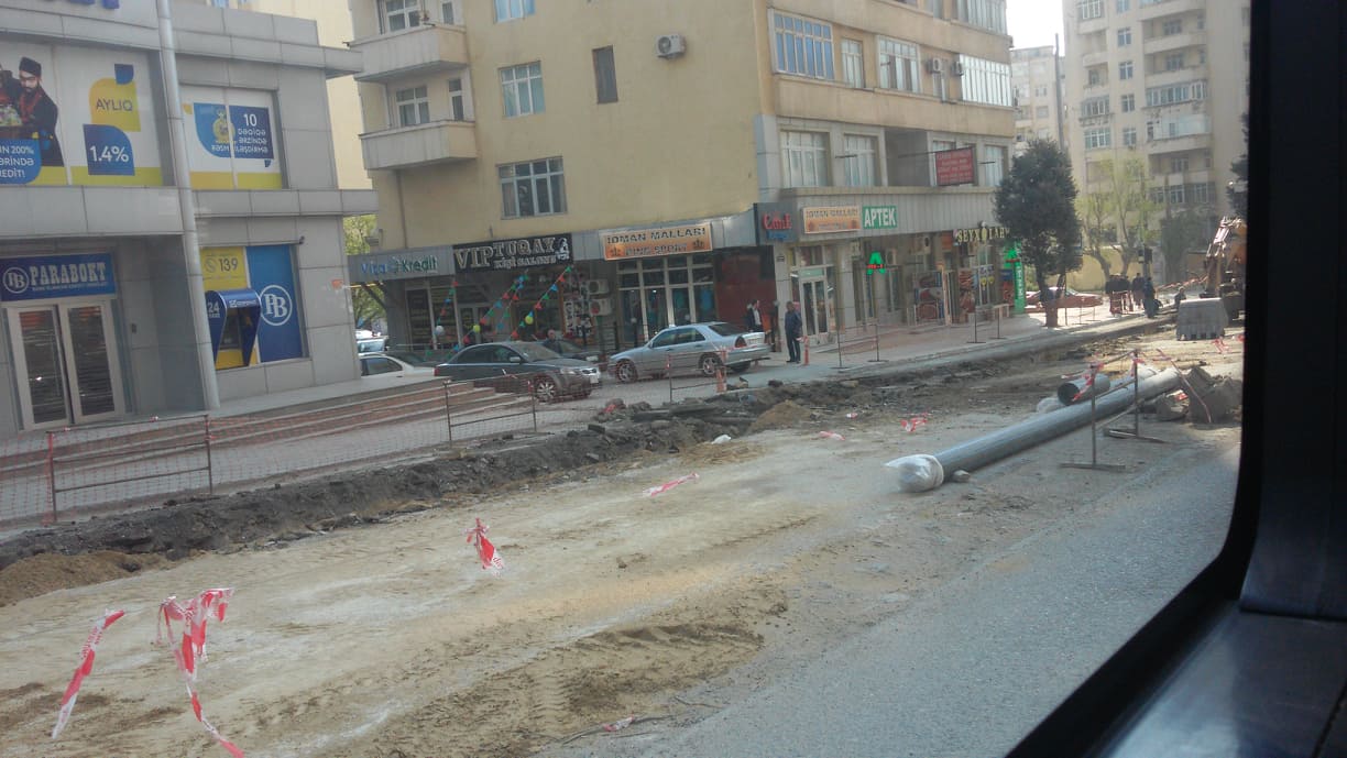 “3-cü mikrorayon”da yollar keçilməz halda - <span style="color:red;">VİDEO 