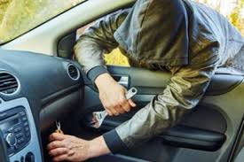 Avtomobildən külli miqdarda pul oğurlandı