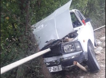 Minik avtomobili qaz xəttinə çırpıldı