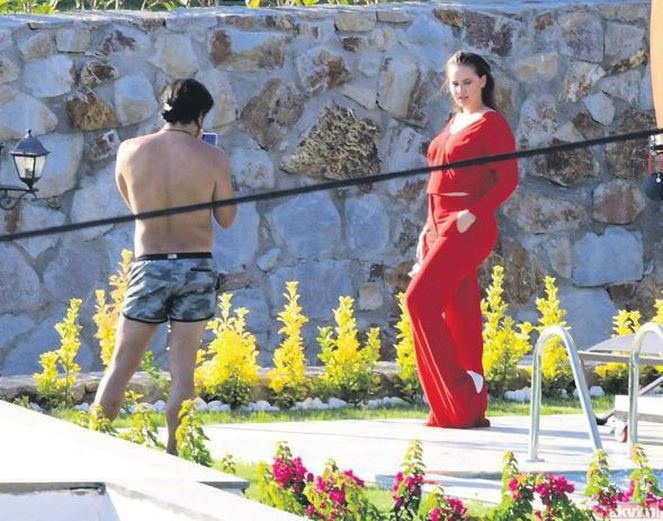 Məşhur aktyor həyat yoldaşını tənqid edənlərin cavabını verdi