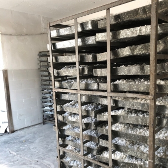  Bakıdakı bu sexdə antisanitar şəraitdə qənd  istehsal olunur