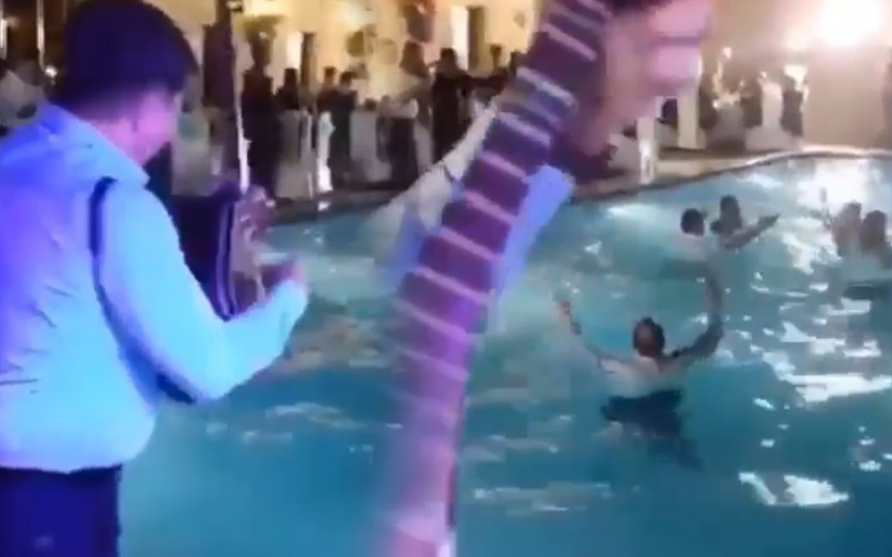 <span style="color:red;">Hovuzda “Ciyər axşamı”  - Saza yaraşmayan <span style="color:red;">GÖRÜNTÜLƏR 