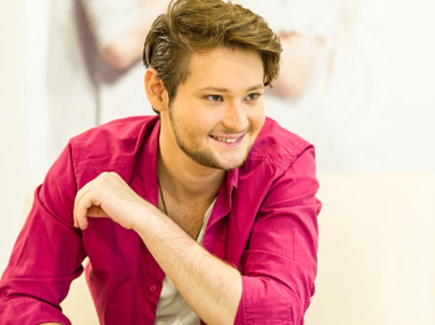 Eldar yarıçılpaq fotosunu paylaşdı - "Qalıqlardan zövq alın”.