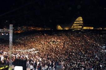 Heydər Əliyev Mərkəzinin parkında estrada ulduzlarının konserti olub - FOTOLENT