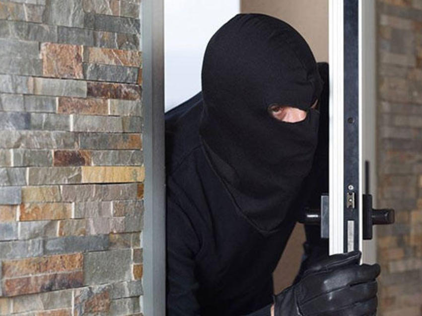 4150 manatlıq geyim və məişət əşyaları oğurlandı