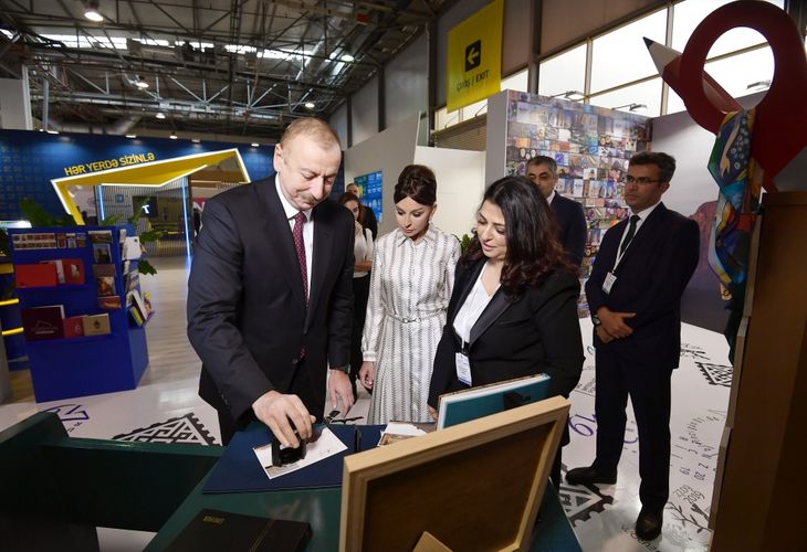 Prezident  “Bakutel-2019” sərgisi ilə tanış olub