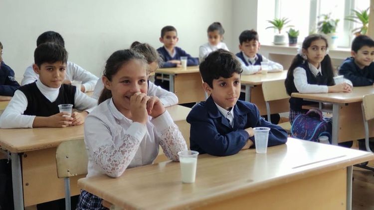 Məktəblilərə süd paylandı - FOTOLENT