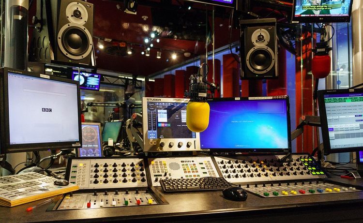 Yeni radio kanalını kim açacaq? - 4 İDDİAÇI var