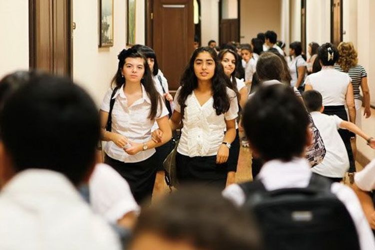 Azərbaycanda qanunsuz attestat verən direktora AĞIR CƏZA 