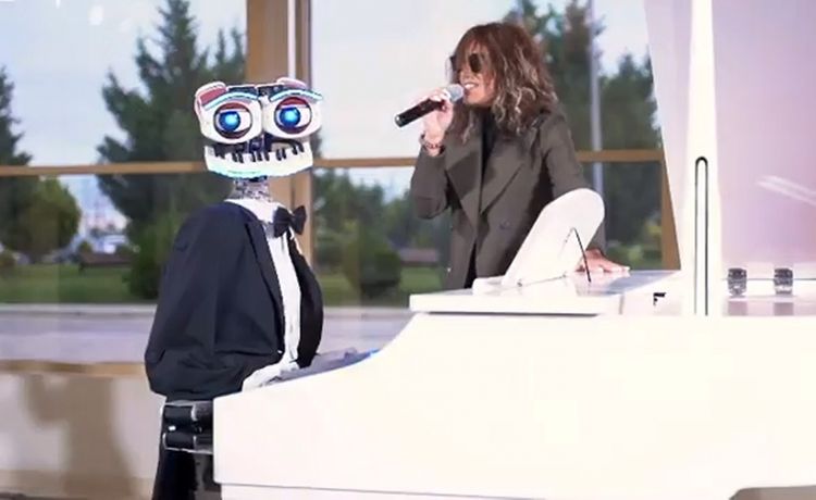 Röya italiyalı robotla mahnı oxudu