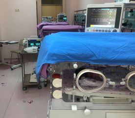 Bakıda bağırsağı çöldə körpə doğuldu - FOTO