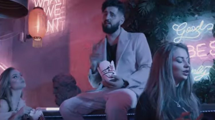 Rusiyada yaşayan müğənnimizin başına iş gəldi - 14 minə yaxın pulu...