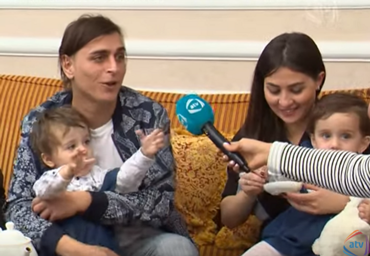 Azərbaycanlı kişi stilist xanımı, övladı və bacısı ilə efirdə... - VİDEO