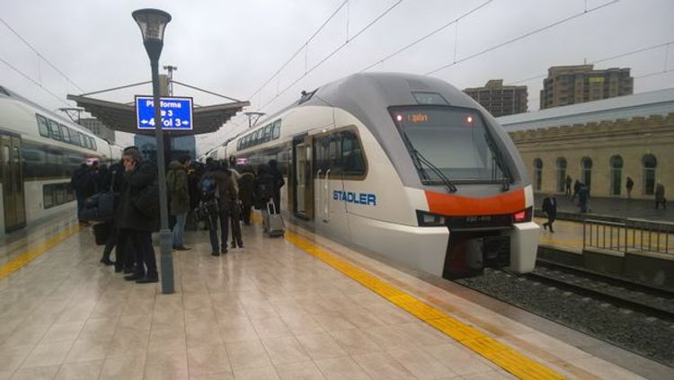 Bakı-Gəncə qatarı ilə gedənlərin NƏZƏRİNƏ 