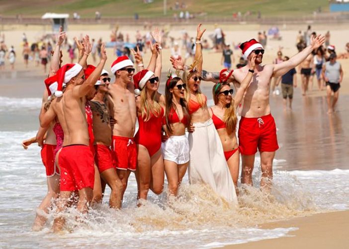 Onlar çimərlikdə Yeni il şənliyi etdilər - MARAQLI GÖRÜNTÜLƏR