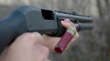 Qonşusunun evini atəşə tutdu