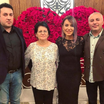 Tünzalə Ağayeva ilk dəfə ailəsinin şəkilini paylaşdı - <span style="color:red;">FOTO 