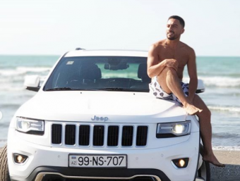 Tanınmış müğənnimiz yeni aldığı maşının üstündə <span style="color:red;">YARIÇILPAQ  - <span style="color:red;">FOTOLAR 