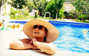 Şəbnəm Tovuzlu bağ evində hovuza girdi - <span style="color:red;">FOTOLAR 