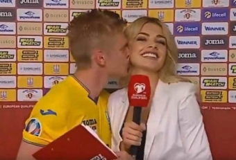 Məşhur futbolçu müsahibə zamanı xanım jurnalisti öpdü - VİDEO