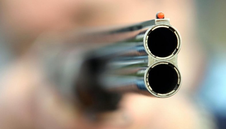 Azərbaycanda kürəkən qaynatasının evinə atəş açdı