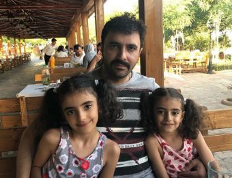 Özündən yaşca kiçik xanımla ailə quran aparıcımız övladları ilə - <span style="color:red;">FOTOLAR 