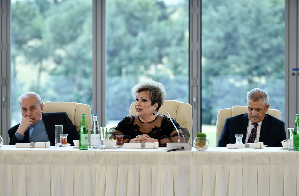 <b>Xalq artisti aktyorların maaş və mənzil problemindən danışdı</b>
