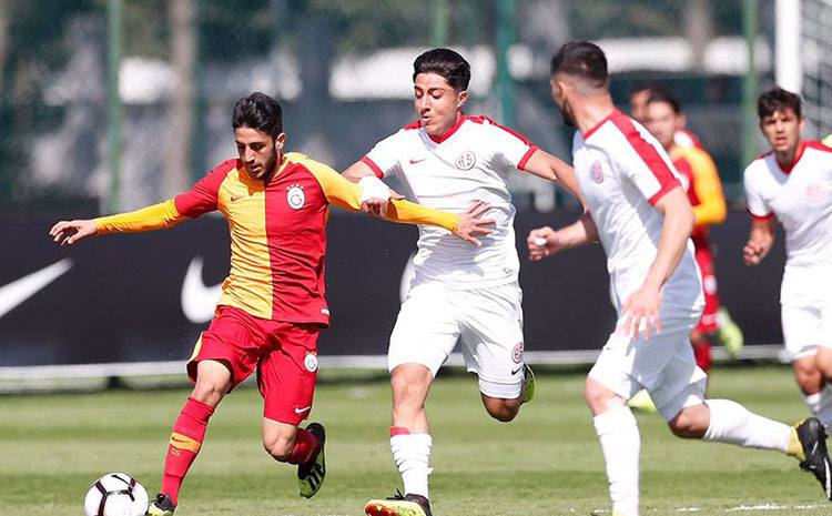 “Qalatasaray” “Antalyaspor”ı darmadağın etdi