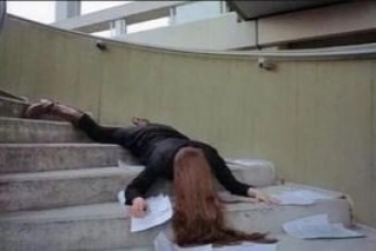 <b>Azərbaycanlı qadın müğənni restoranın pilləkənindən başı üstə yıxıldı</b>