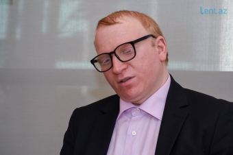 “İstərdim ki, əlillərə yuxarıdan aşağı baxmasınlar, yaxşı görən, yeriyənlər var ki, heç bir iş görmürlər” – <span style="color:red;">Əlil professor  