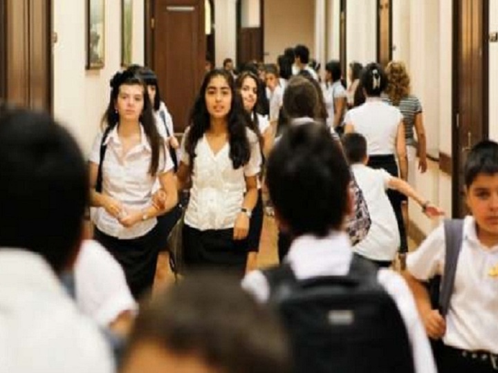 <b>Məktəbdən evə qadın bezi ilə qayıdan qızcığaz: <span style="color:red;">"Oğlanlar bizə dil çıxarırdılar"  - <span style="color:red;">VALİDEYNLƏR CİDDİ NARAZIDIR </b>