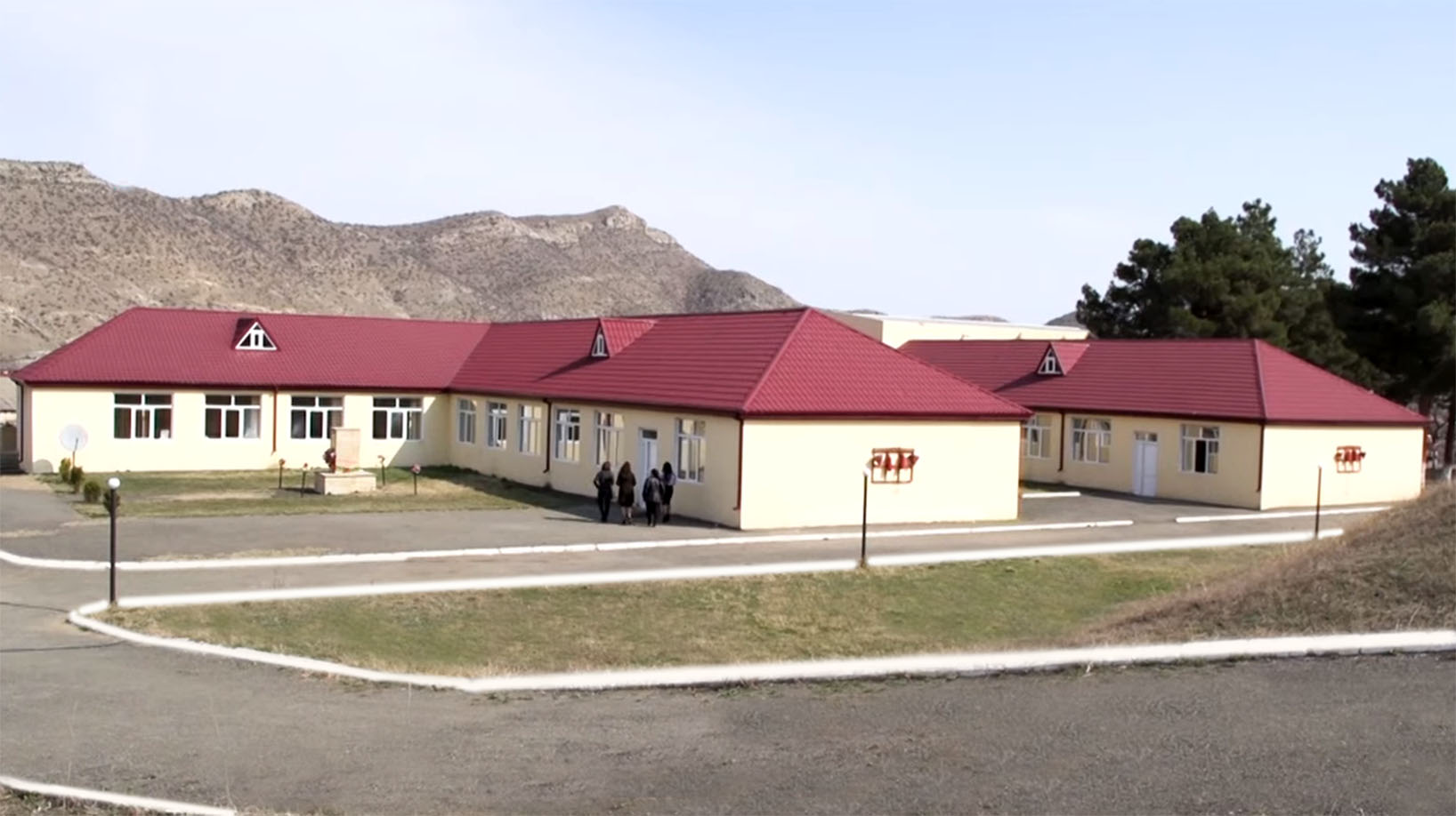 <b>Düşmənlə üz-üzə kənd məktəbində işləyən  22 yaşlı müəllimə </b>