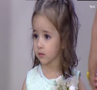 <b>Nazənin efirə ilk dəfə <span style="color:red;">NƏVƏSİ İLƏ  gəldi - VİDEO</b>