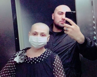 <b>Xərçəng olan "Toppuş bacı" saçlarını qırxdırdı - FOTO</b>