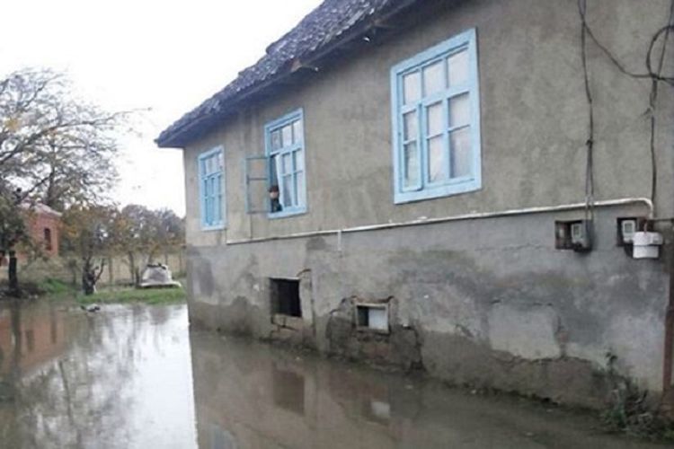 FHN Bakıda yağışdan zərər görənlərə kömək göstərdi