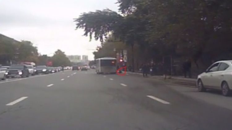 Bakıda qırmızıda keçən avtobusdan sərnişin yıxıldı: "Sürücü tapılacaq" - VİDEO