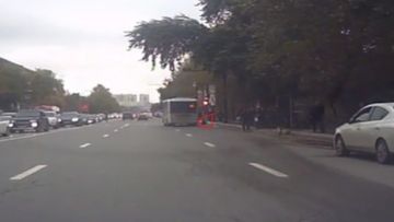 Bakıda qırmızıda keçən avtobusdan sərnişin yıxıldı: "Sürücü tapılacaq" - VİDEO