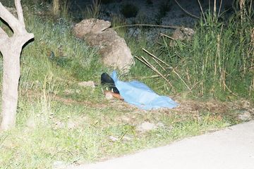 Kişi yol kənarında öldü