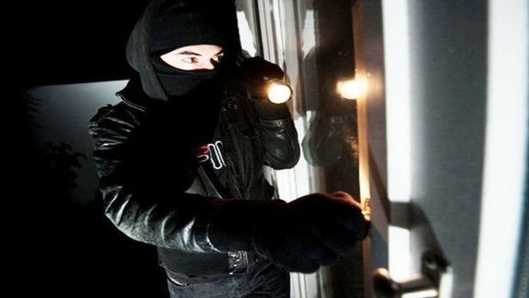 Üç evdən oğurluq edən tutuldu