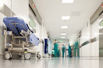 Məşhur aktrisa xəstəxanadan qaçdı - FOTOLENT