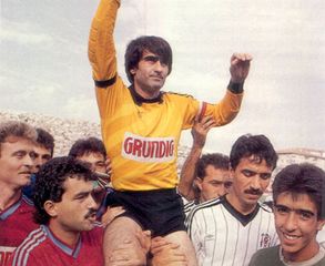 Kənd müəllimi, medalını hədiyyə edən, "batmayan" Günəş: "Futbolçulara qız vermirdilər" - SİRLİ ULDUZLAR