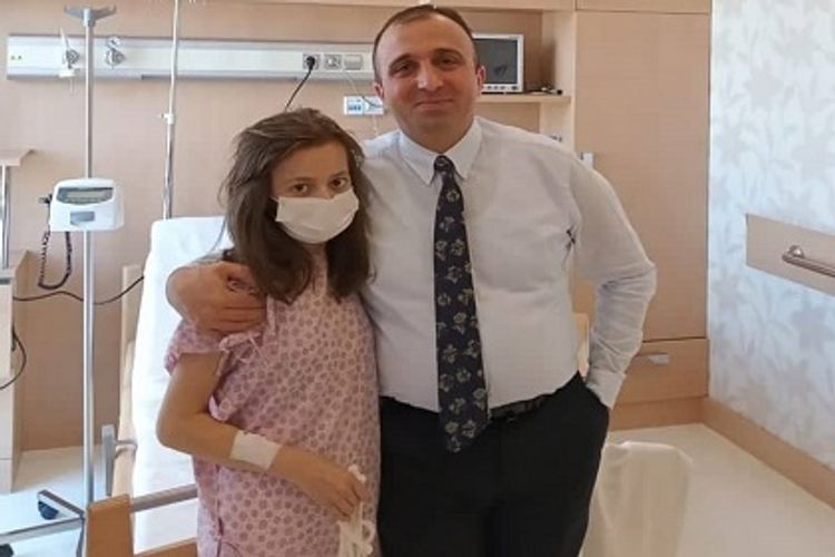 Çəkisi 35 kiloqram olan yeniyetməyə anasının böyrəyi köçürüldü