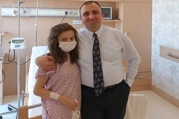 Çəkisi 35 kiloqram olan yeniyetməyə anasının böyrəyi köçürüldü