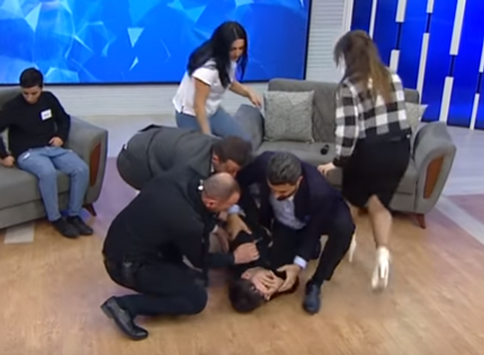 ATV-də gözlənilməz hadisə - YERƏ YIXILDI və... - VİDEO