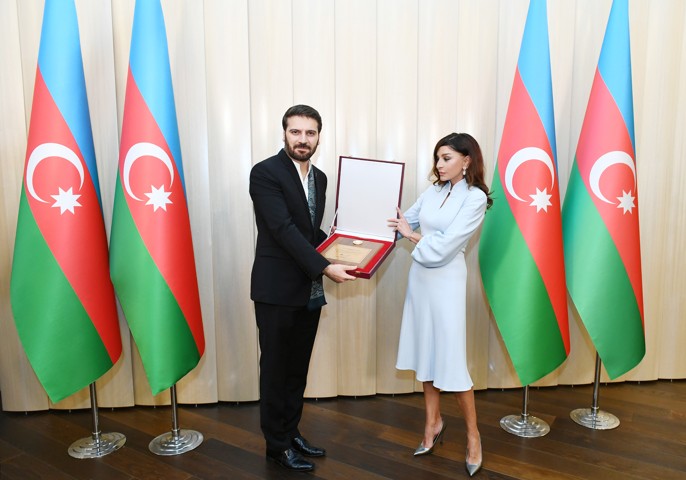Mehriban Əliyeva Sami Yusufa Azərbaycan Prezidentinin fəxri diplomunu təqdim edib