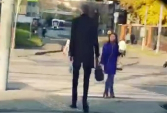 Metro stansiyası yaxınlığında nəhəng insan göründü