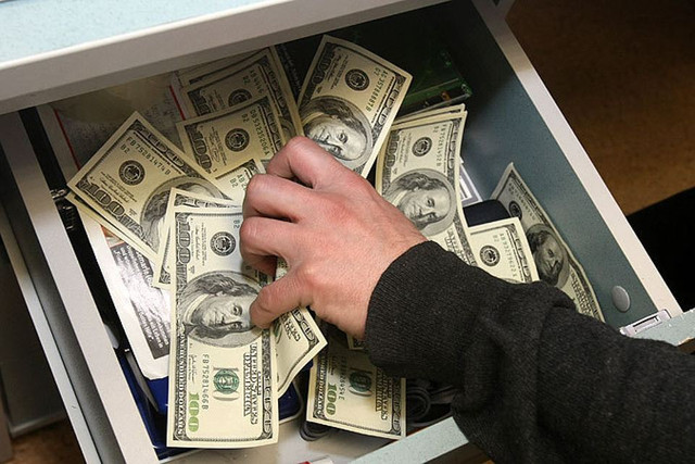 Bakıda evdən külli miqdarda dollar oğurlayan tutuldu