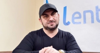 Tolik onları <span style="color:red;">BİABIR ETDİ:  "Ləçər sifətinizi..."